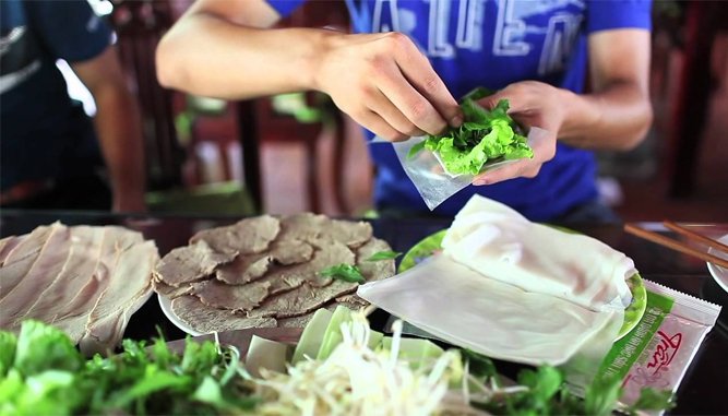 Bánh tráng cuốn thịt heo tại Đà Nẵng nổi tiếng.