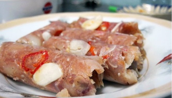 Thịt lợn nạc, thịt ba chỉ là nguyên liệu chính của Tré.